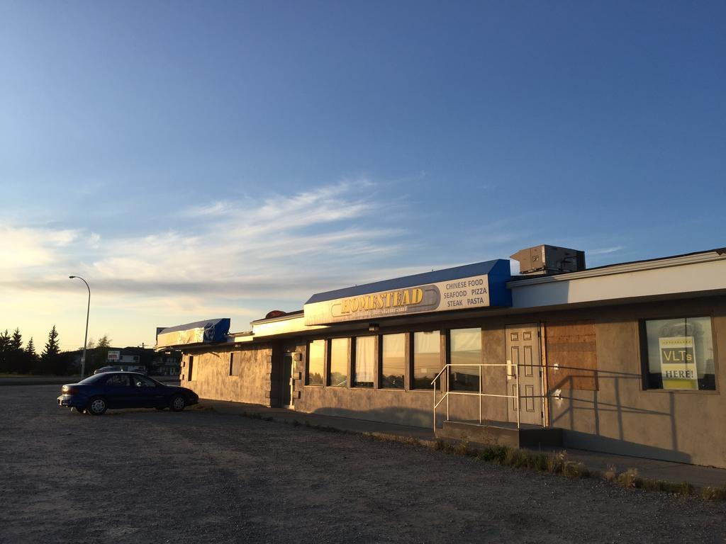 Wakiki Motel & Lounge Meadow Lake 외부 사진