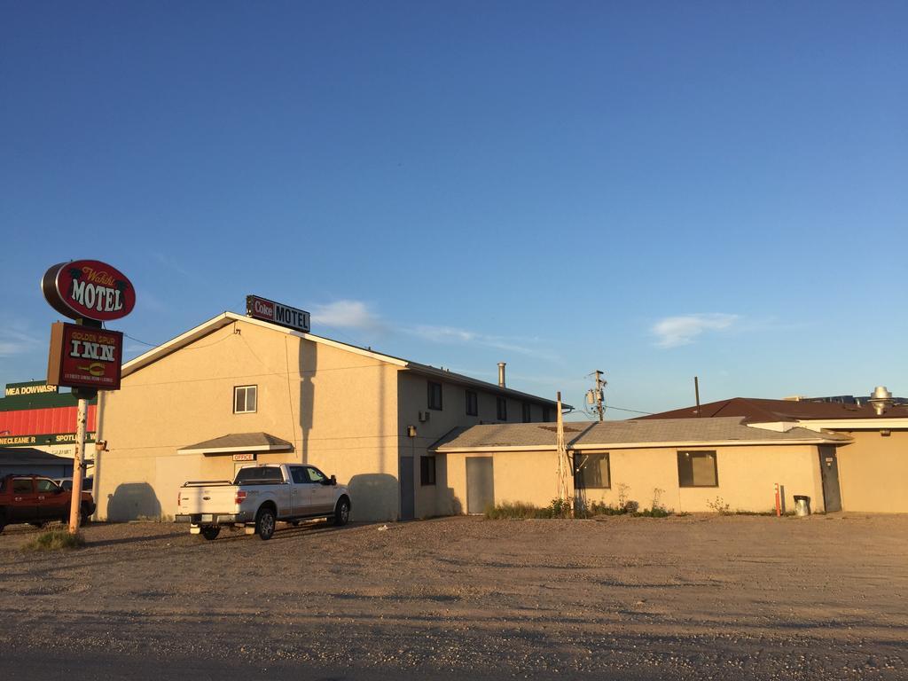 Wakiki Motel & Lounge Meadow Lake 외부 사진
