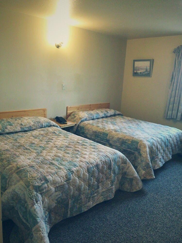 Wakiki Motel & Lounge Meadow Lake 외부 사진